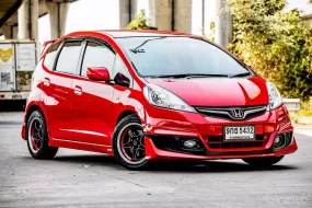 2013 Honda JAZZ 1.5 V i-VTEC รถเก๋ง 5 ประตู 