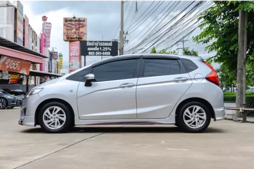 2015 Honda JAZZ 1.5 V i-VTEC รถเก๋ง 5 ประตู 